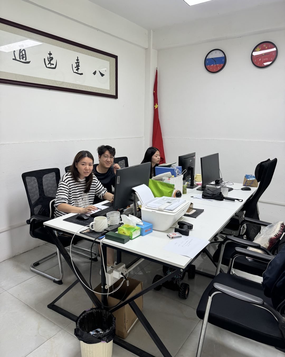 Офис в Гуанчжоу: менеджеры оформляют документы по поставкам